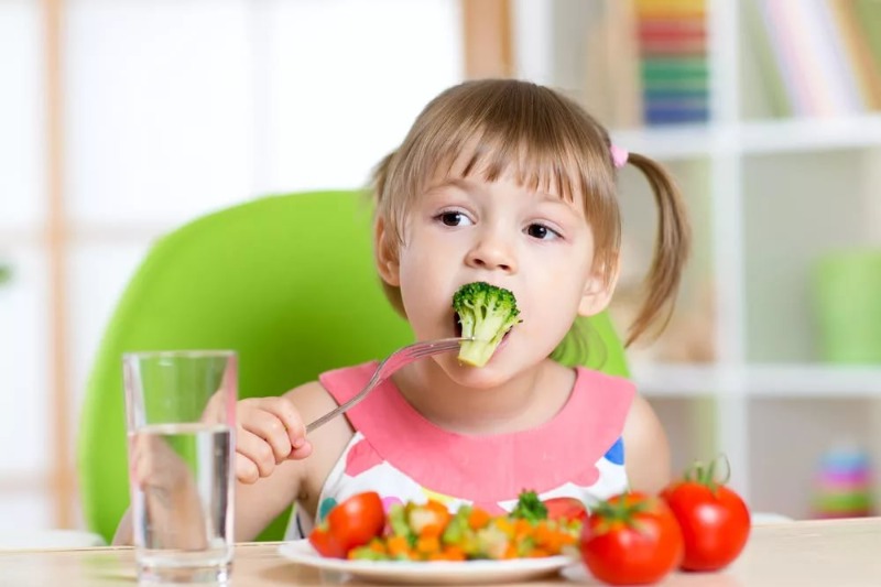 Привчати дітей харчуватися правильно слід з дитинства